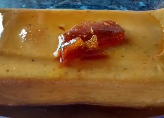 Flan con turrón de nata y nueces