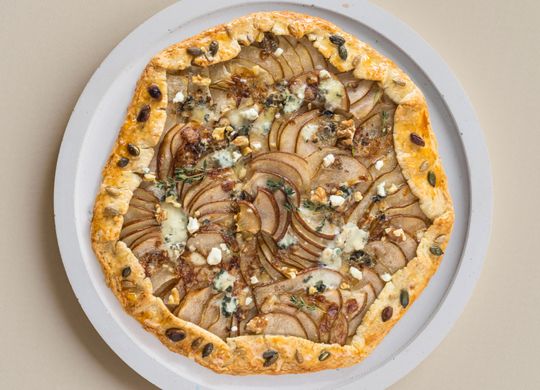 Galette de pera y queso azul con romero