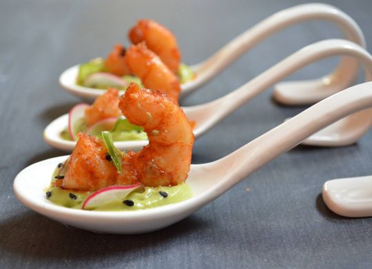 Gamba ahumada con espuma de aguacate