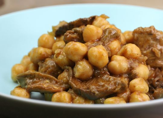 Garbanzos con setas y butifarra