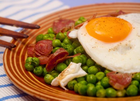 Guisantes con huevos escalfados