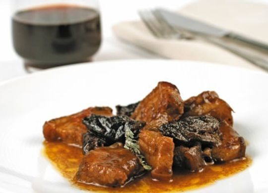 Guiso de panceta y ciruelas