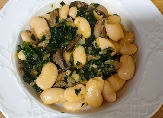 Habas con espinacas y champiñones