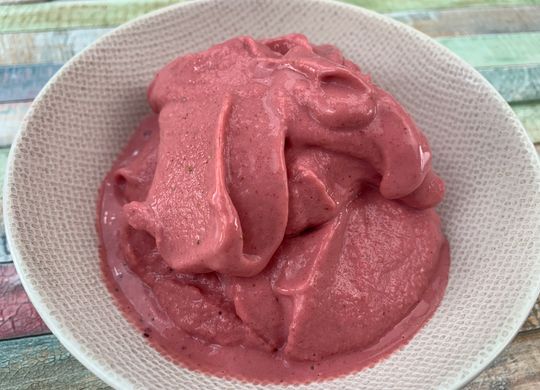 Helado cremoso de fresa, plátano y yogur al instante