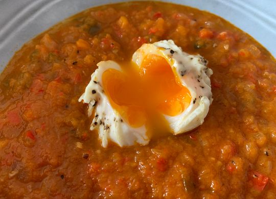Huevo poché con piperrada