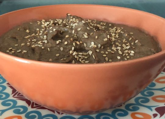 Hummus con ajo negro