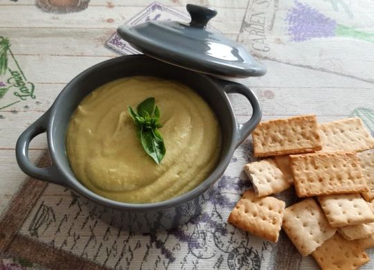 Hummus verde de albahaca