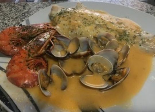 Lenguado a la marinera con gambas y almejas