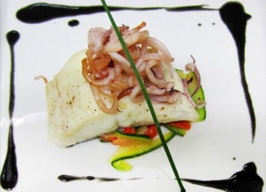 Lomo de lubina con verduritas y chipirones y suave muselina de tinta de calamar