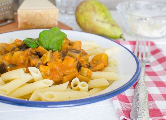 Macarrones alla Norma (con tomate y berenjena)