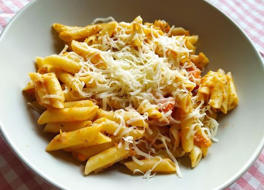 Macarrones con salsa de soja texturizada