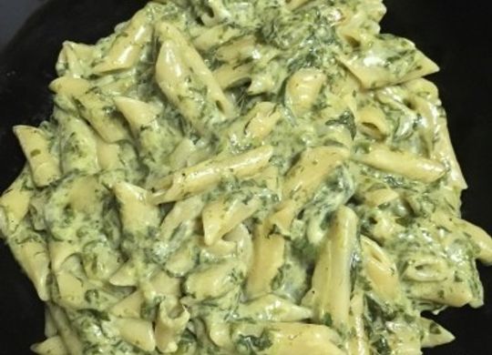 Macarrones exprés con espinacas