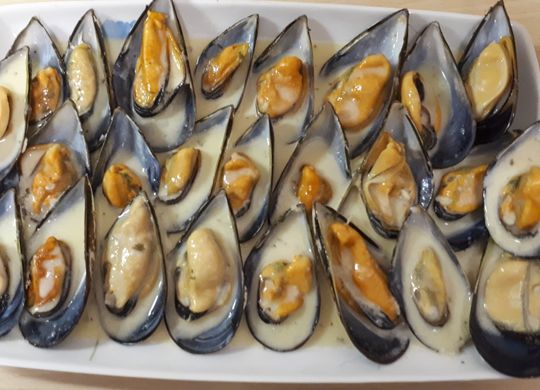 Mejillones picantes al vino blanco al vapor