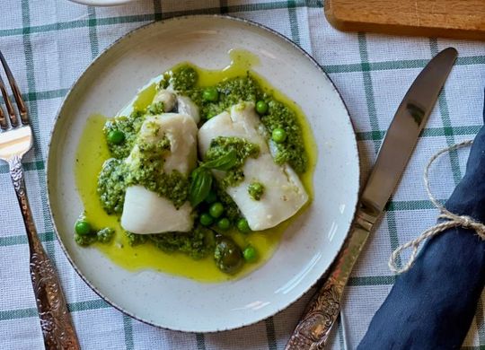 Merluza a baja temperatura con pesto de guisantes