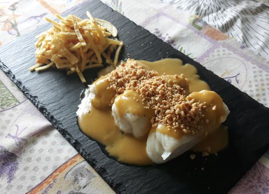 Merluza con salsa de azafrán y pimentón