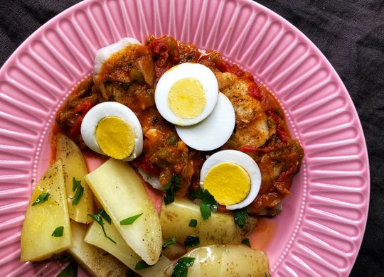 Merluza en piperrada de dos rombos con guarnición de patatas gajo y huevo cocido