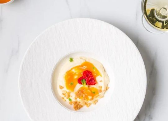 Mousse de chocolate blanco con mango y papaya