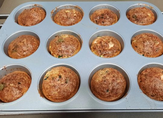 Muffins de calabacín, jamón y queso feta