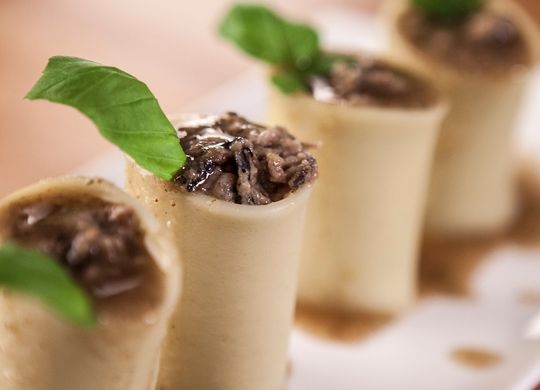Paccheri rellenos de setas y foie con vinagreta de frutos secos