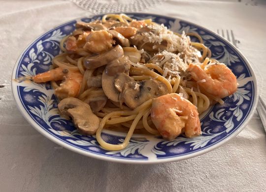Pasta con langostinos y champiñones