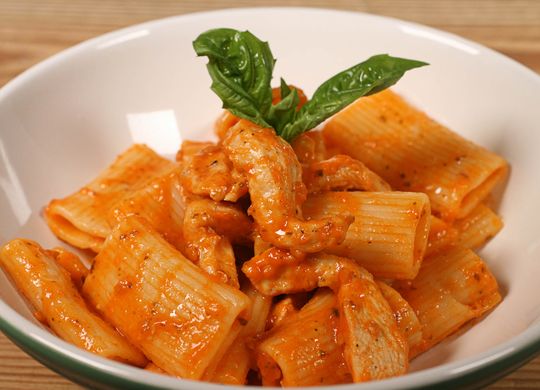 Pasta con parmesana de pollo