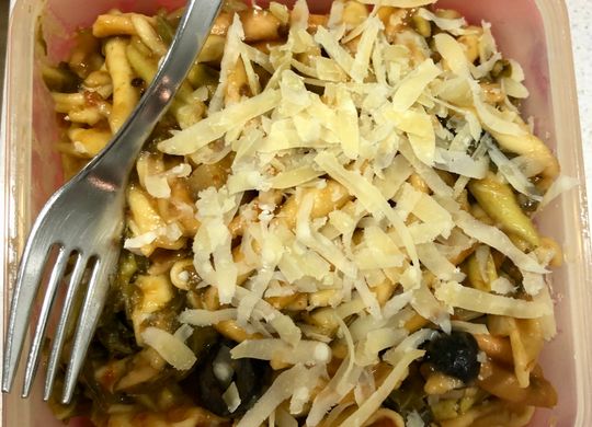 Pasta corta con acelgas y aceitunas