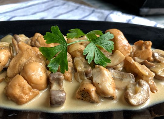 Pechuga de pollo con champiñones en salsa de vino dulce