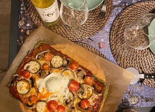Pizza con masa de espinacas