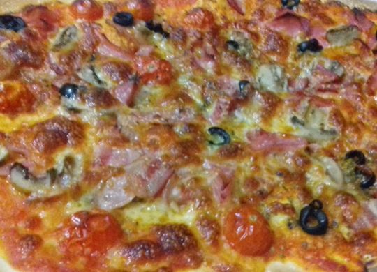 Pizza de tomatitos, bacon, aceitunas y champiñones