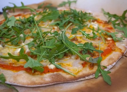 Pizza integral con queso azul y marrón glacé