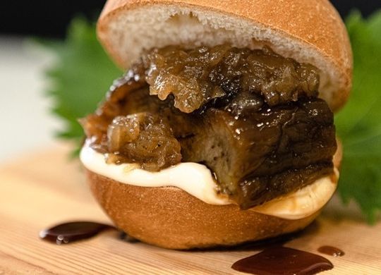 Planchado de berenjena, teriyaki y raclette