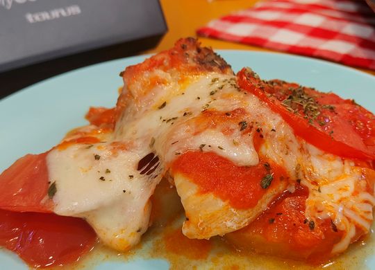 Pollo a la Pizzaiola sobre cama de patatas