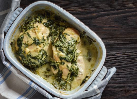 Pollo con salsa de limón y espinacas