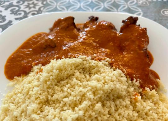 Pollo tikka masala al horno con guarnición