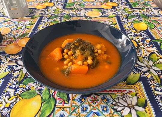 Potaje de garbanzos con calabaza y espinacas