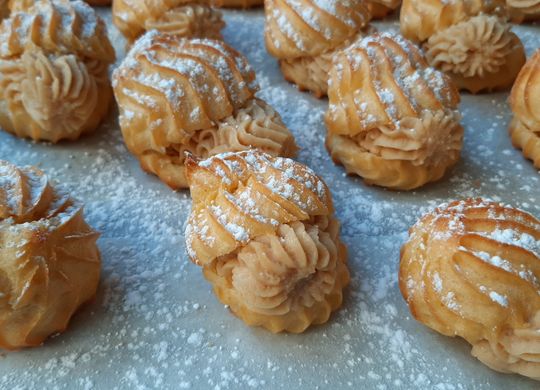 Profiteroles rellenos de crema pastelera de turrón