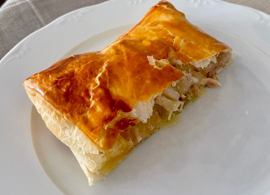 Puerro, queso azul y jamón en hojaldre