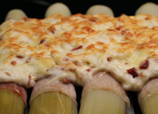 Puerros con bechamel de beicon