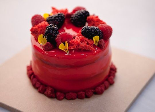 Red velvet de remolacha relleno de crema de queso con frambuesa