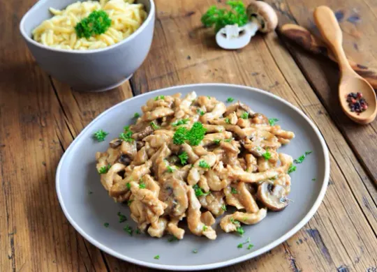 Rodajas de cerdo estilo cazador con spaetzle