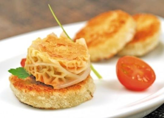 Rollitos de col, sobrasada y queso
