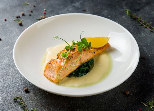 Salmón al vapor con espinacas y salsa de mostaza
