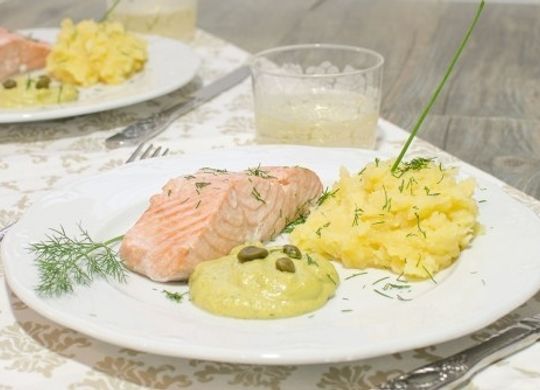 Salmón con salsa de avellanas