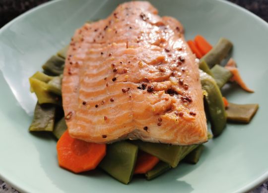 Salmón marinado al vapor