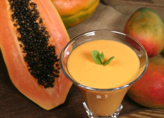 Smoothie tropical de mango y papaya