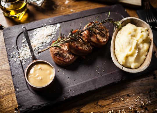 Solomillo de cerdo con chucrut y puré de patata