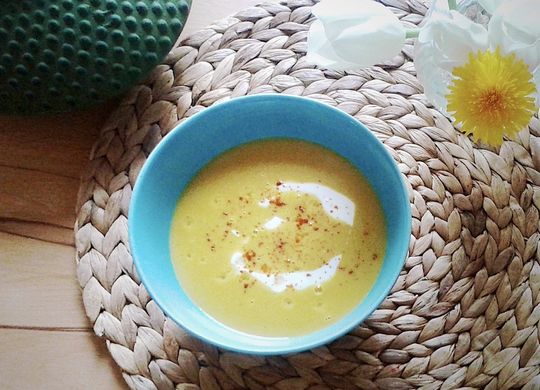 Sopa de lentejas rojas con leche de coco