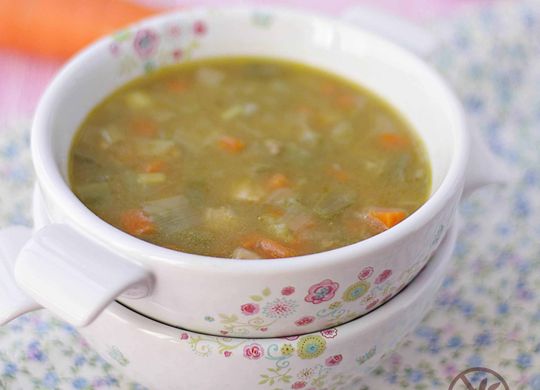 Sopa de verduras y pollo