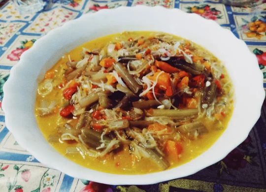 Tallos de acelgas con fideos de arroz