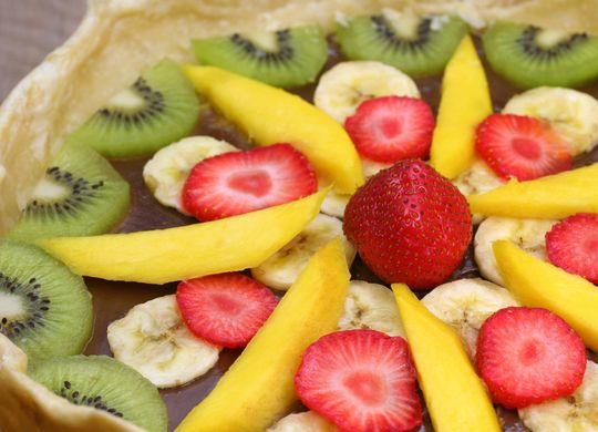 Tarta de chocolate negro y frutas